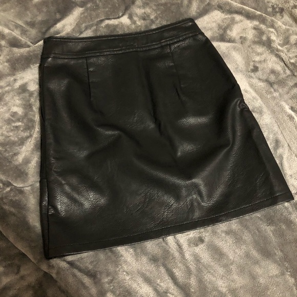 M BY MENDOCINO faux leather skirt - Picture 2 of 5